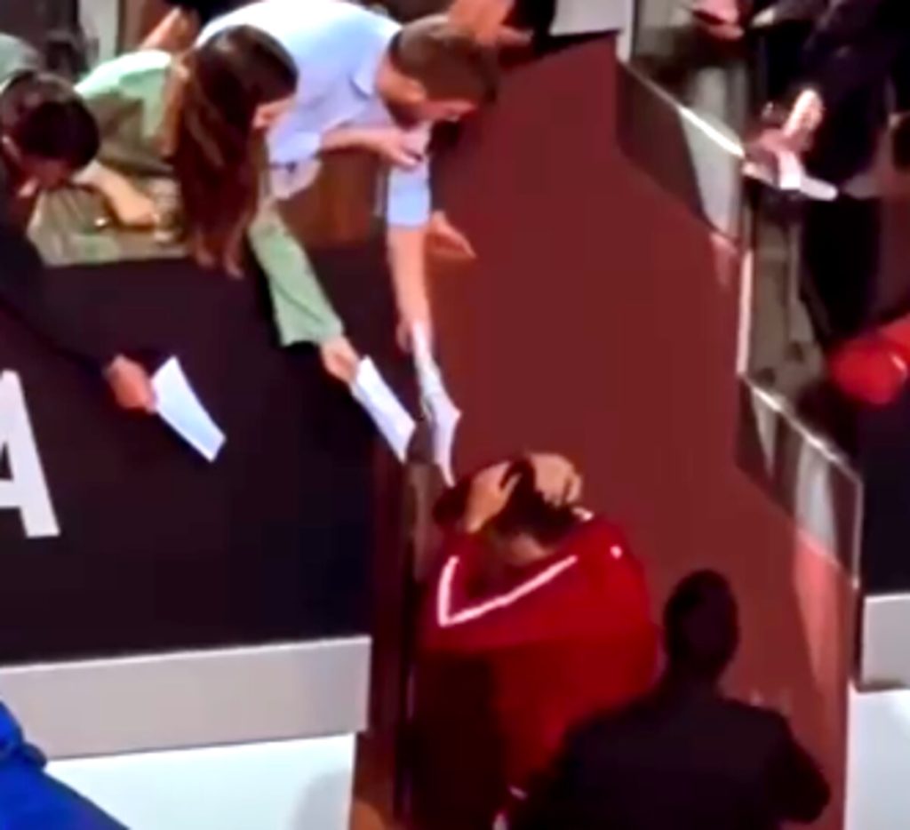Paura per Djokovic: serbo ferito da una borraccia lanciata dagli spalti