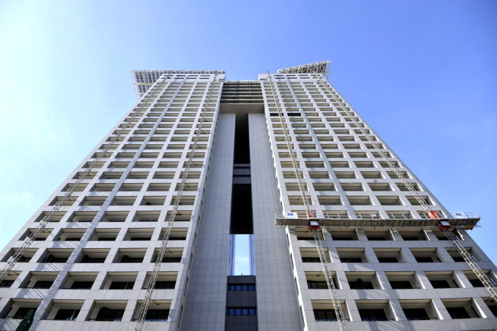 Totti e Pausini salvano l'amministratrice di Eurosky