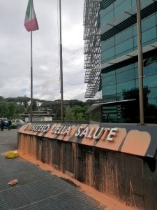 Blitz ambientalista: vernice arancione contro il ministero della Salute: "Di caldo si muore"