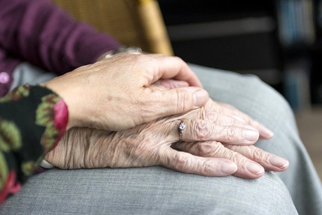 Anziani si barricano in casa per sfuggire a furia figlio