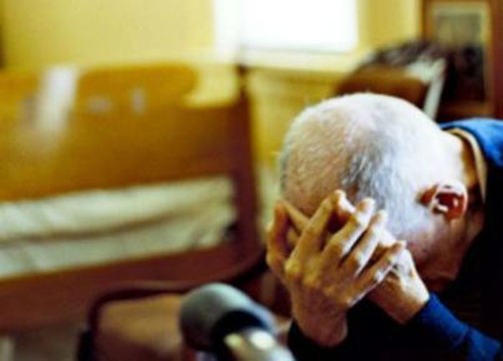 "Non ho soldi per mangiare": 91enne la invita a pranzo e lei lo rapina di 900 euro