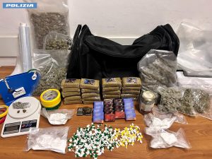 Affari di famiglia all'Alessandrino. L'appartamento di madre e figlio è una base per lo spaccio