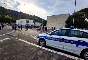 Transennano una via e inventano un'area di sosta per gli Internazionali di tennis: bloccati 2 parcheggiatori abusivi
