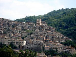 Indagati in lista, condannati come sponsor. Chi c’è nella civica che vuole prendersi Artena