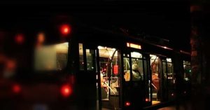 Ostia, sul bus ubriaco e con martelli da muratore: bloccato e arrestato