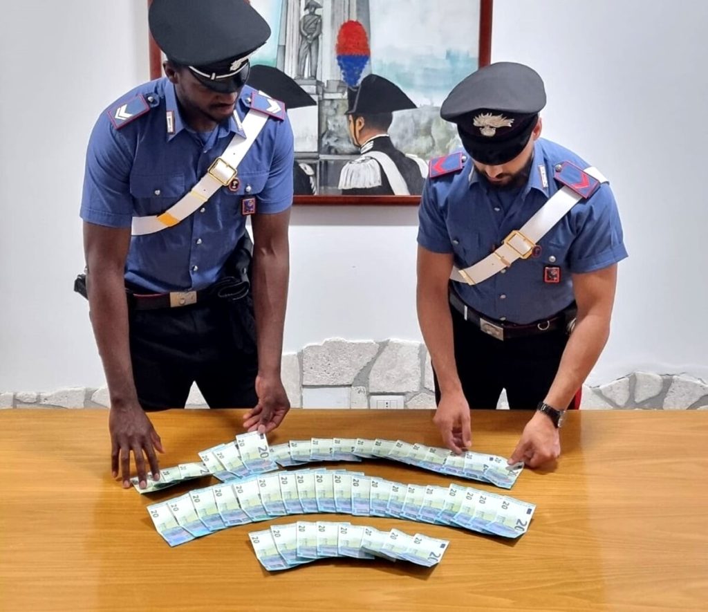 Fugge a tutta velocità, nascondeva 920 euro in banconote false