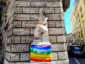 Pasquino dà la sveglia a Gualtieri sulla pace: “A Robbè, nun fa er paravento”