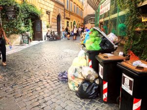 Rifiuti differenziati, il Campidoglio annuncia più controlli: arriva una nuova “task force”