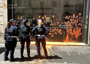 Blitz ambientalista in via del Corso: vernice contro le vetrine dei negozi