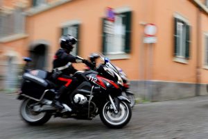 Paga al supermercato, ma ha lo zaino pieno di creme e repellente antizanzare rubati