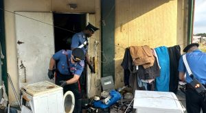 Blitz nel campo di Castel Romano, all'alba controlli anti droga e anti abusivismo