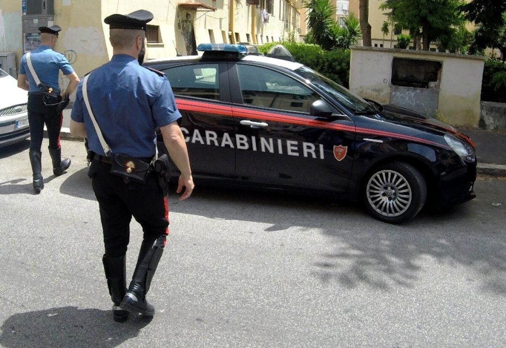 Sfonda porta di casa della ex e ferisce il nuovo compagno con delle forbici
