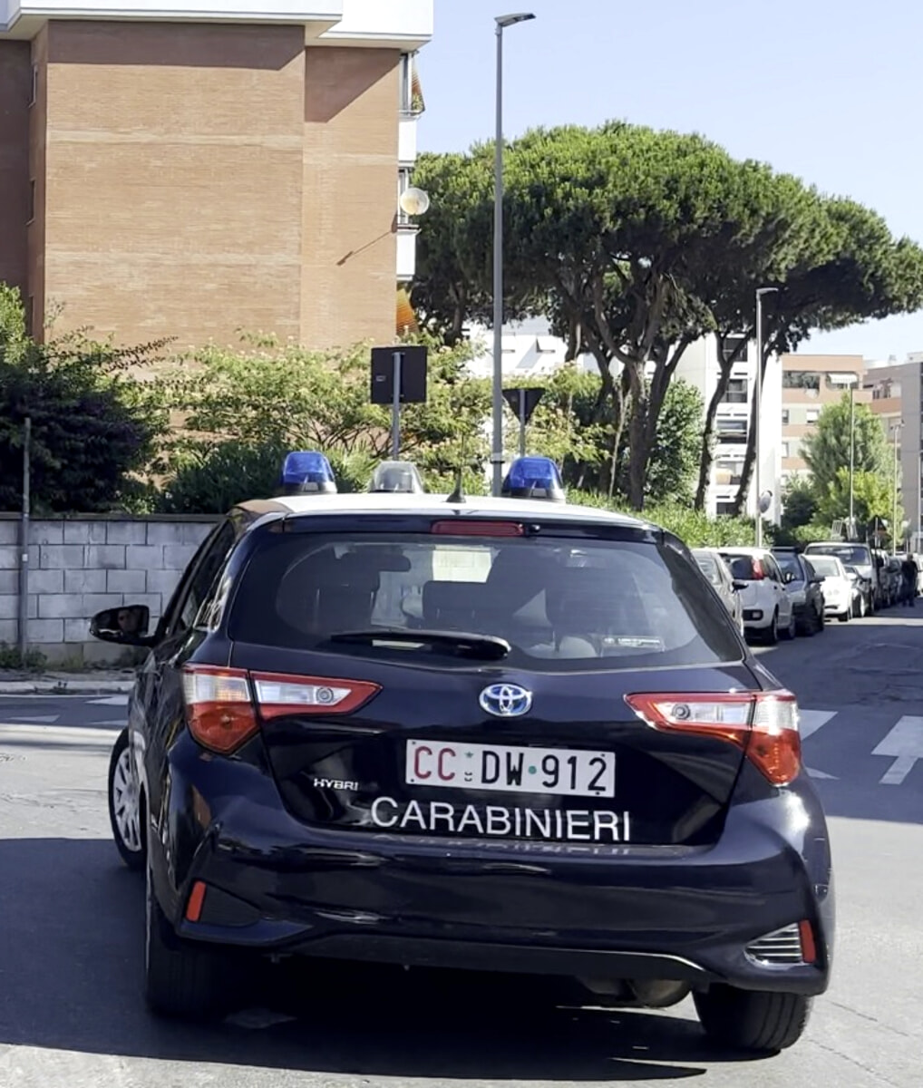 Calci e pugni ai genitori, voleva i soldi per la droga