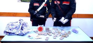 Quattro chili di hashish nel bagagliaio, bloccato corriere della droga