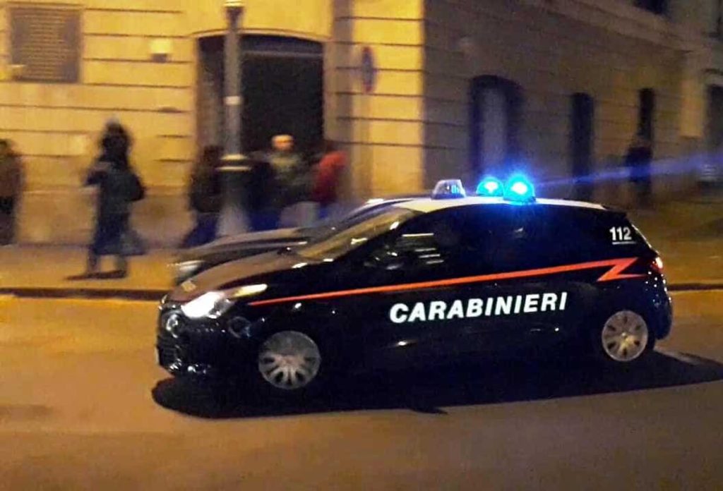 Pietralata, tagliano saracinesca e saccheggiano negozio di cellulari