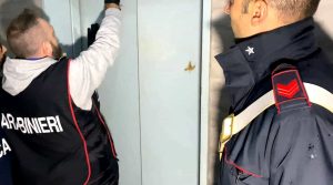 L'ascensore del palazzo è rotto: i carabinieri prendono in braccio disabile e la portano al sesto piano