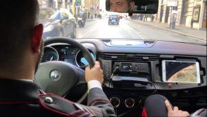 Minacciata con un bastone da un uomo si barrica nel Caf