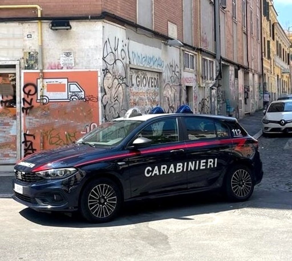 Bandito rapina farmacia con un coltello da cucina