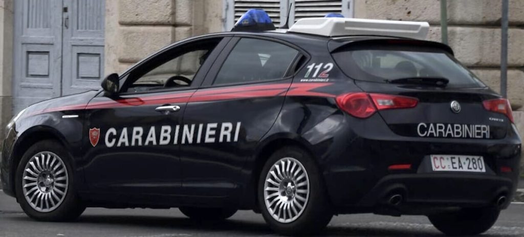 Sequestra i genitori in casa per estorcergli 25 euro