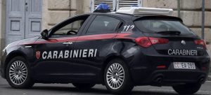 Sequestra i genitori in casa per estorcergli 25 euro