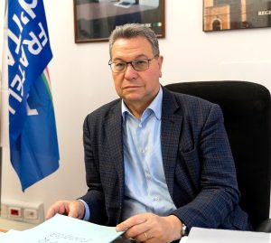 “Il padre dà le regole, la madre accudisce”. Chi è lo psichiatra pistolero candidato alle europee per Fdi