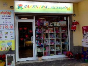 Chiude i battenti la storica cartoleria di Ottavia. "Grazie a tutti per questi anni bellissimi"