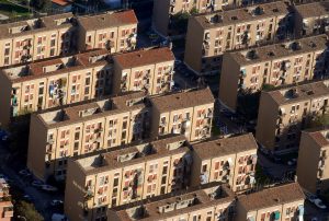 Casa popolari tra infiltrazioni e abbandono. Ora Roma cerca di recuperare un ritardo lungo 10 anni