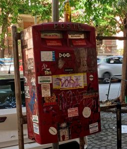 Cassette postali degradate e poco utilizzate: nelle strade del centro si prepara l’addio