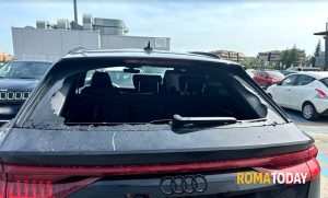 L'odissea della famiglia di turisti derubata nel parcheggio del centro commerciale