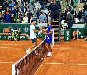 Cobolli a un passo dall'impresa al Roland Garros. Perde al quinto set contro Rune giocando alla grande
