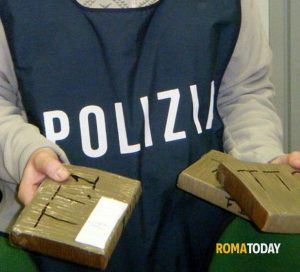 Spacciatore in smartworking, la cocaina venduta dal cancello di casa. Sequestrato mezzo chilo di droga