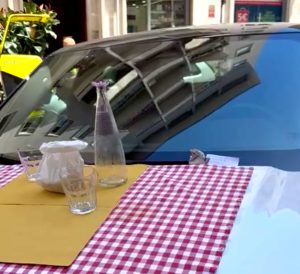 Parcheggia sul marcipaiede e gli apparecchiano il cofano del Suv