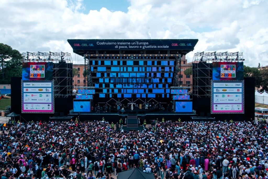 La pioggia manda in tilt il concertone del primo maggio, cantanti sul palco con venti minuti di ritardo
