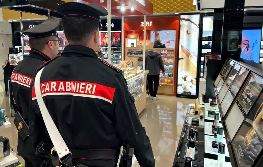 Furti di profumi e cosmetici al duty free per 1900 euro: 7 denunciati