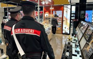 Furti di profumi e cosmetici al duty free per 1900 euro: 7 denunciati