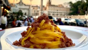 "Troppo degrado, meglio Milano”. A Roma (non) chiude il mitico ristorante Dal Bolognese