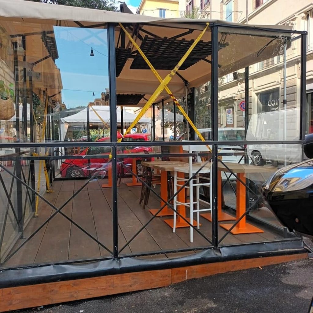 Dehors e tavolini, ogni 4 controlli 3 abusi. Insorge Codacons: “Diffidiamo il ministro Urso”