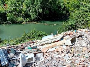 Una discarica abusiva di 300 metri quadri sulle sponde del fiume