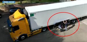 Fiumi di droga a Roma, sequestrati 450 chili di hashish e marijuana: 4 arresti. Ecco dov'erano nascosti