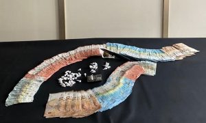 Agenti si fingono operai e fanno scattare il blitz: armi e droghe trovate in casa