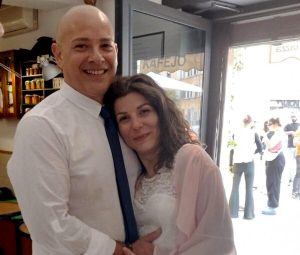 Si conoscono in una caffetteria e organizzano lì la festa di matrimonio: "Drink e taglieri per tutti"