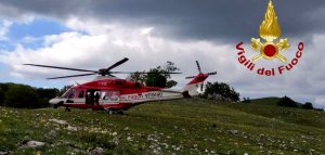 Ha incidente in moto durante una gita e finisce in un fossato, elitrasportato in ospedale: è grave