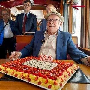 Nonno Atac compie 100 anni: festa con torta e giro su un tram storico