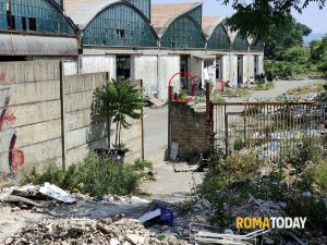 Wild wild est: viaggio nella cittadella della droga nell'ex officina occupata