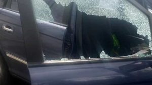 Un sanpietrino per spaccare il finestrino e rubare i bagagli di un turista