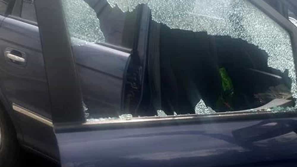 Un sanpietrino per spaccare il finestrino e rubare i bagagli di un turista