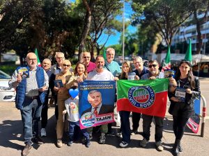 Sputi, spinte e insulti al gazebo di Forza Italia. "Non ci faremo intimidire"