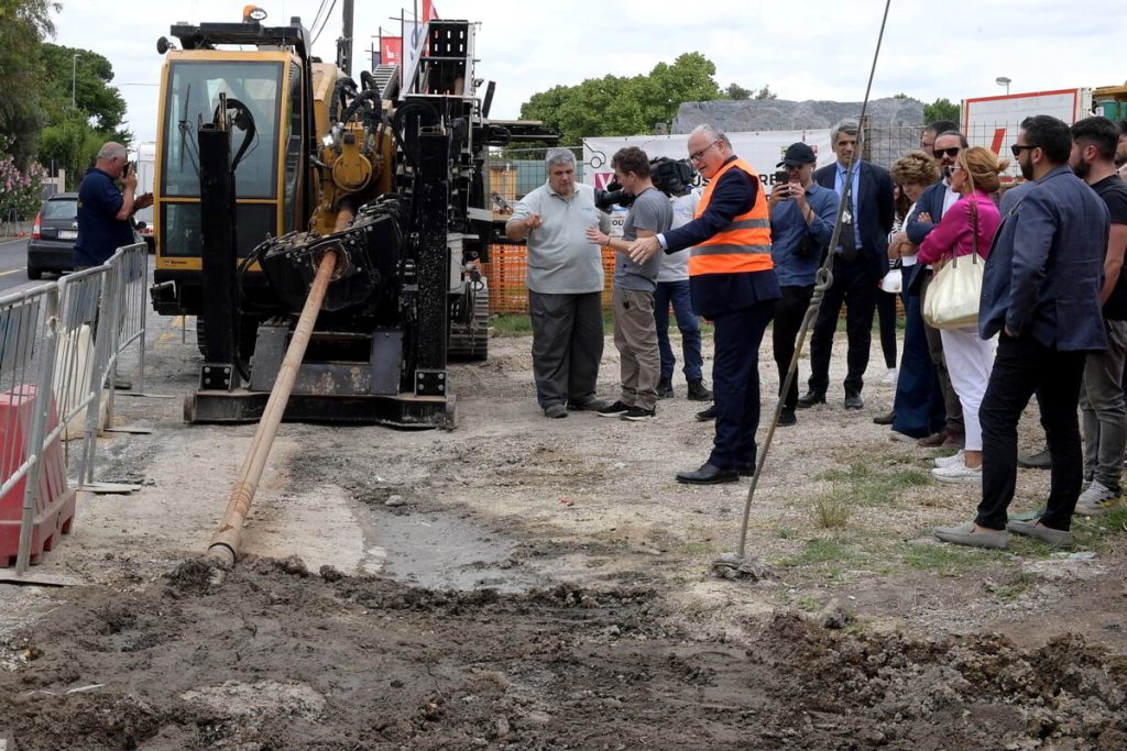 Sopralluogo nel cantiere della periferia dimenticata dove 400 famiglie vivono senza fogne e acqua