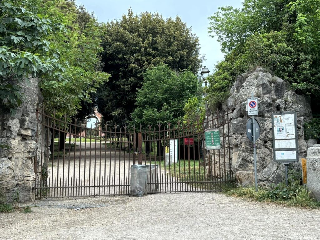 Villa Pamphilj è chiusa, in strada famiglie, corridori e comitive
