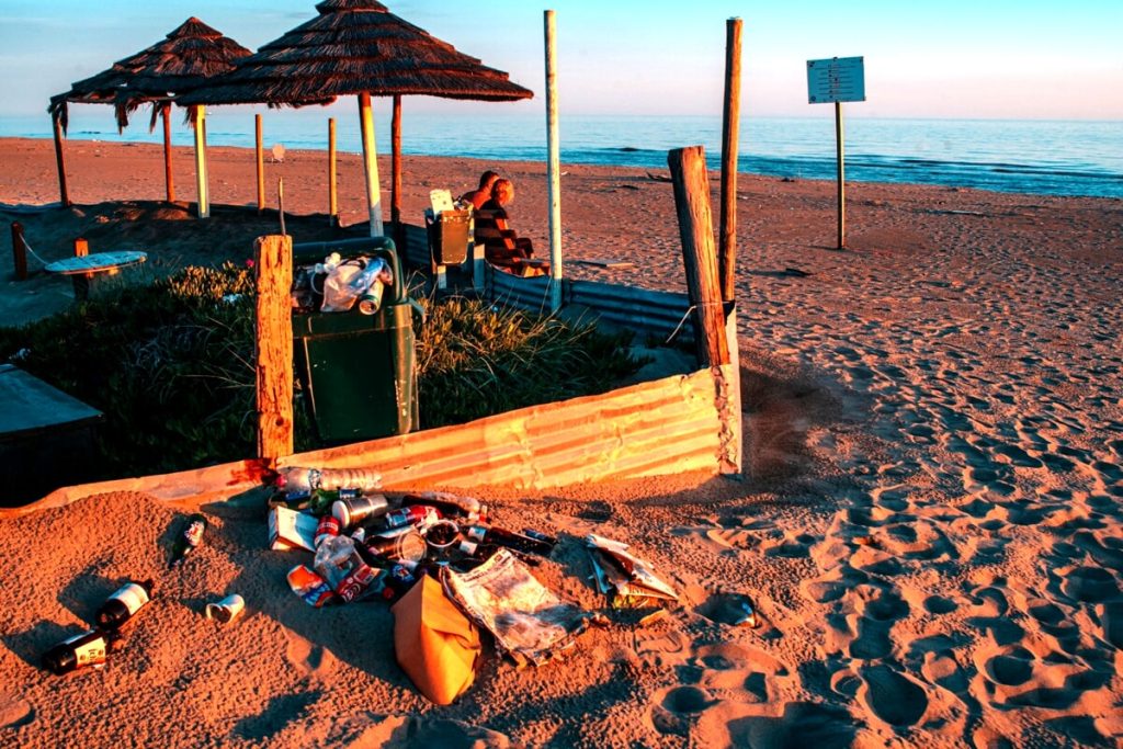 Caos spiagge: a due settimane dall’avvio della stagione balneare i chioschi restano chiusi